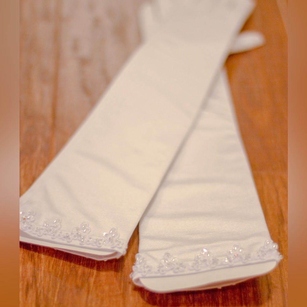 (BUNDLE!) 😍🔥 Wedding Dress, Underskirt, Veil and Bridal Gloves 🥹✨ - Picture 11 of 12
